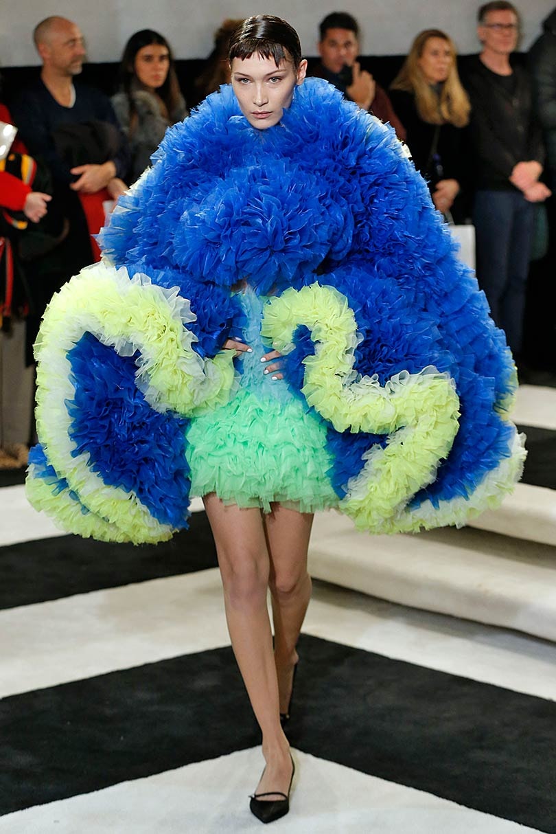 Em imagens: Tomo Koizumi, o novato que roubou todas as atenções na New York Fashion Week Em imagens: Tomo Koizumi, o novato que roubou todas as atenções na New York Fashion Week