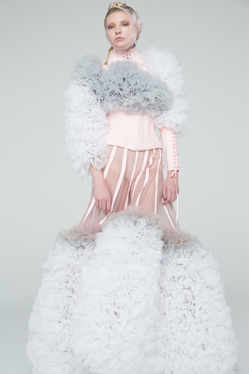 Em imagens: Tomo Koizumi, o novato que roubou todas as atenções na New York Fashion Week Em imagens: Tomo Koizumi, o novato que roubou todas as atenções na New York Fashion Week
