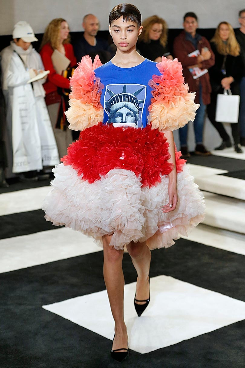Em imagens: Tomo Koizumi, o novato que roubou todas as atenções na New York Fashion Week Em imagens: Tomo Koizumi, o novato que roubou todas as atenções na New York Fashion Week