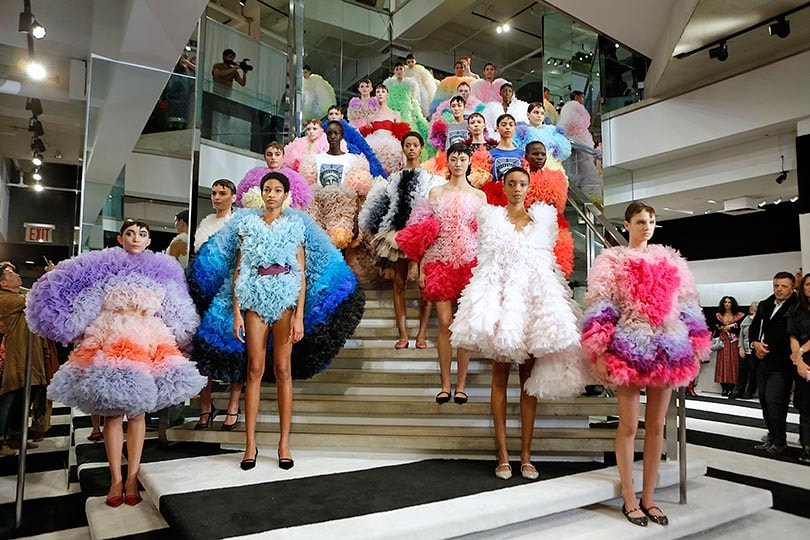 Em imagens: Tomo Koizumi, o novato que roubou todas as atenções na New York Fashion Week Em imagens: Tomo Koizumi, o novato que roubou todas as atenções na New York Fashion Week